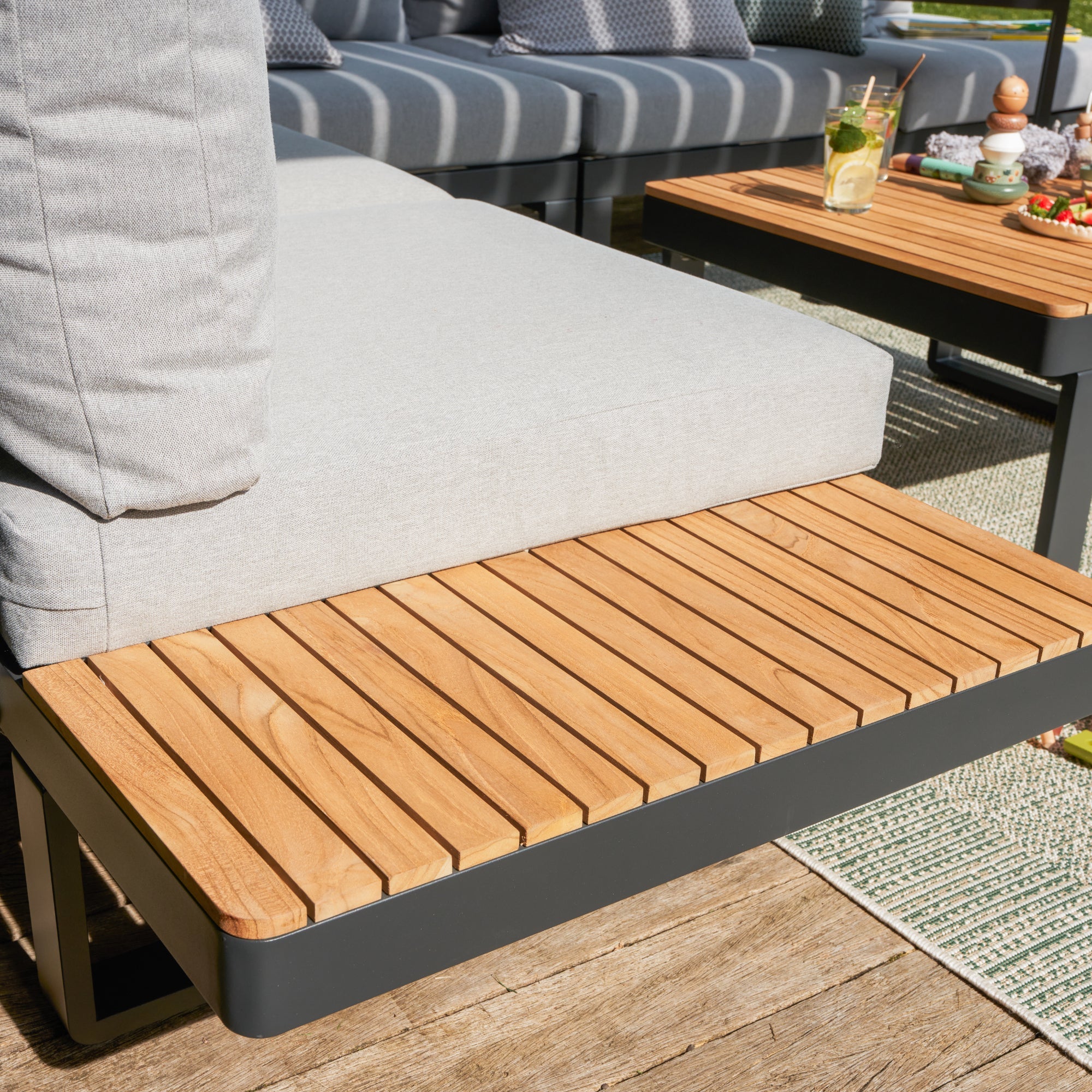 Set mobilier gradina Naterial Persea, pentru 5 persoane, aluminiu/lemn/textil, gri